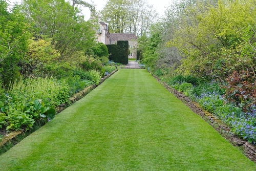 How to Choose the Right Landscaping Style for Your Home
